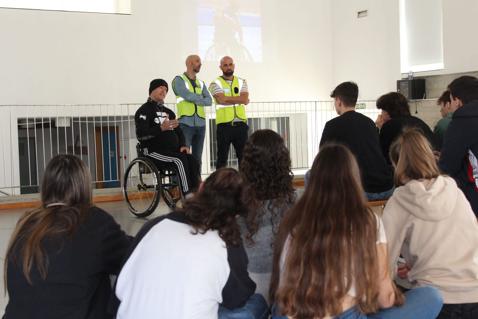 Charlas de seguridad vial para los alumnos del Quartó del Rei con el baloncestista con movilidad reducida Pablo Hempler