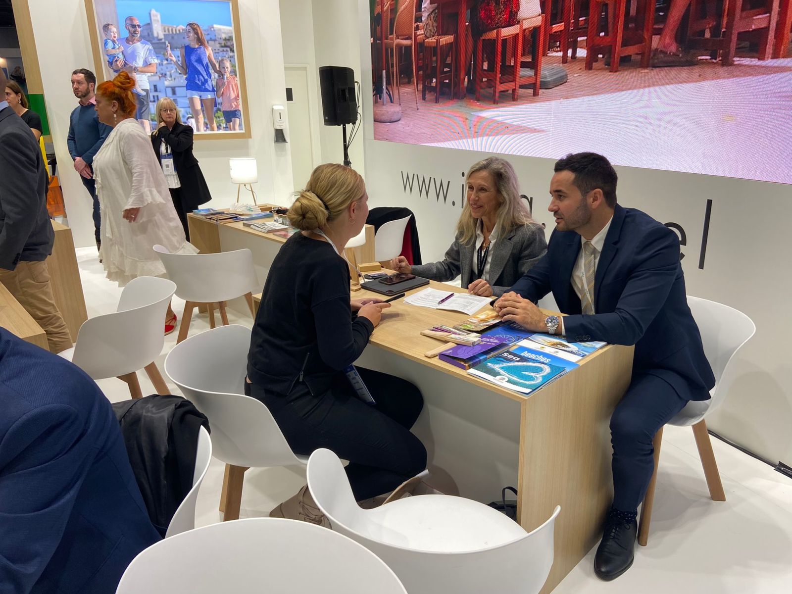 Santa Eulària des Riu presenta la ‘Guía de actividades náuticas’ como novedad principal en la primera jornada de la World Travel Market