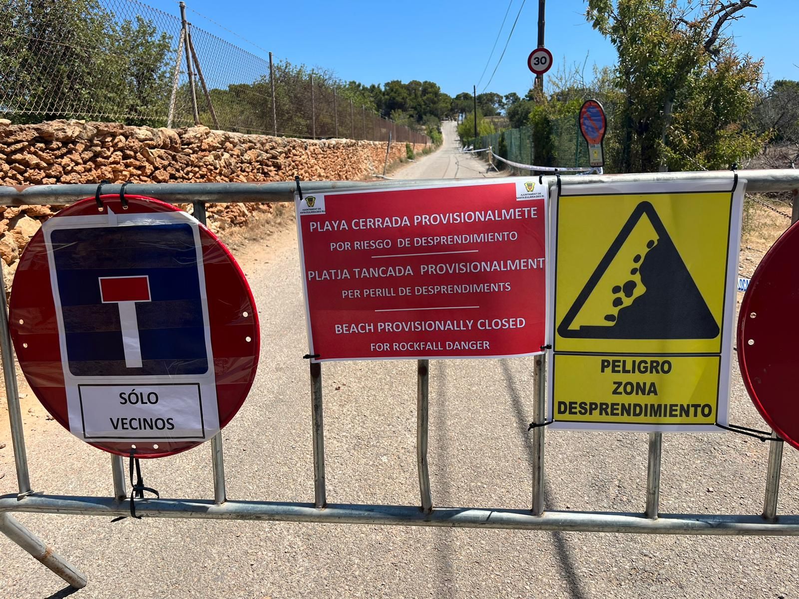 Cerrada provisionalmente la playa de s’Aigua Blanca para garantizar la seguridad por el riesgo de desprendimientos