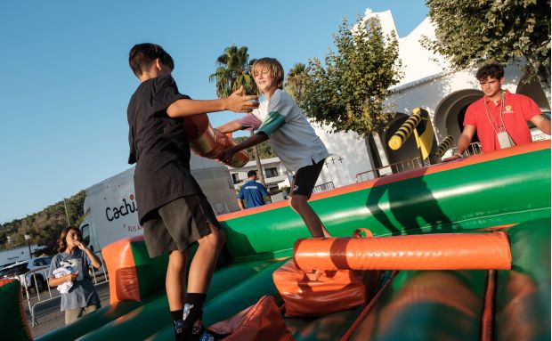 Joves al Carrer llega a Jesús repleto de actividades con Cluedo, torneo de tenis de mesa y una clase magistral de parkour