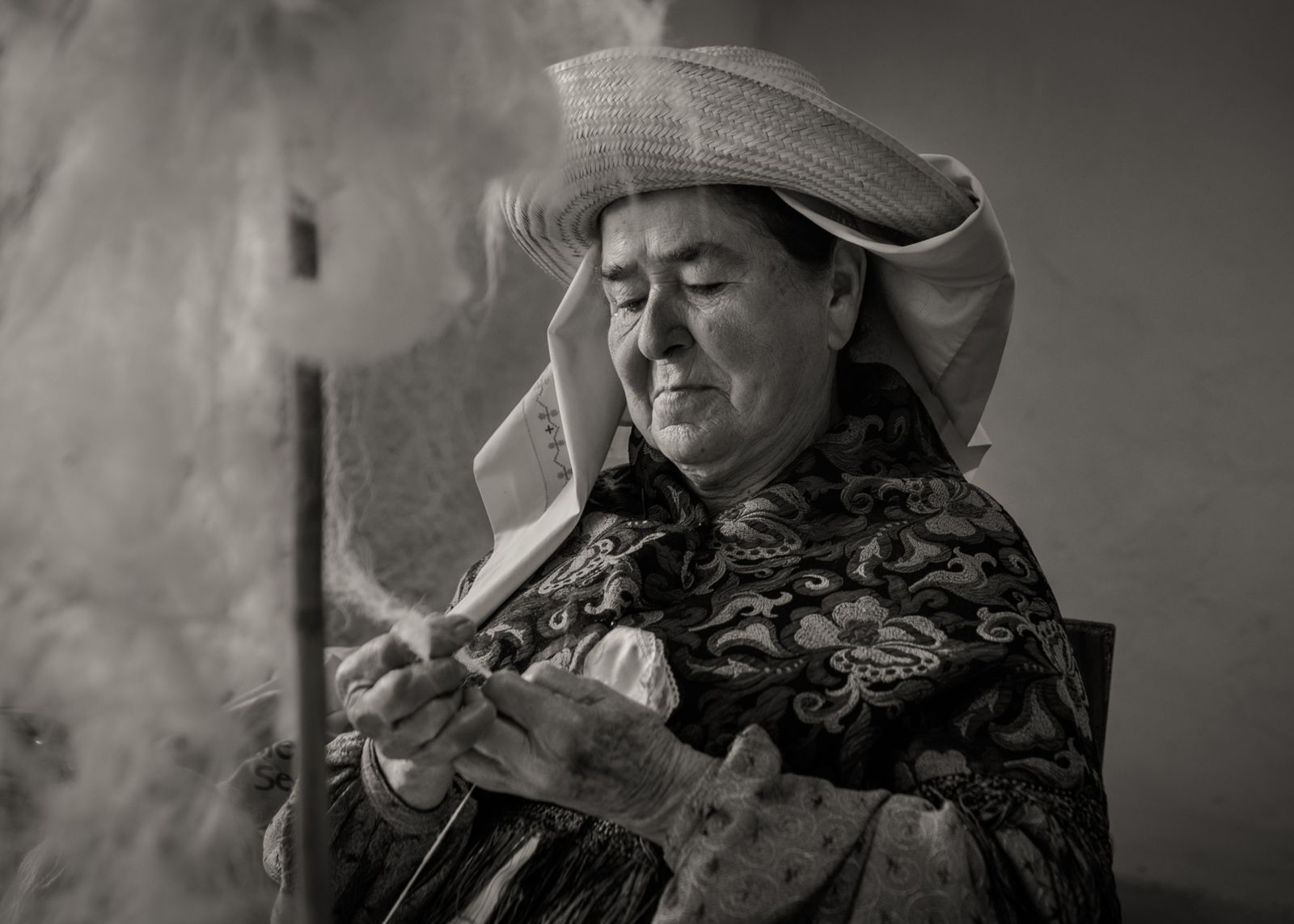 Una imagen en blanco y negro de una ‘filadora’ vestida de payesa, ganadora del III Concurso de Fotografía Fiestas de Santa Eulària