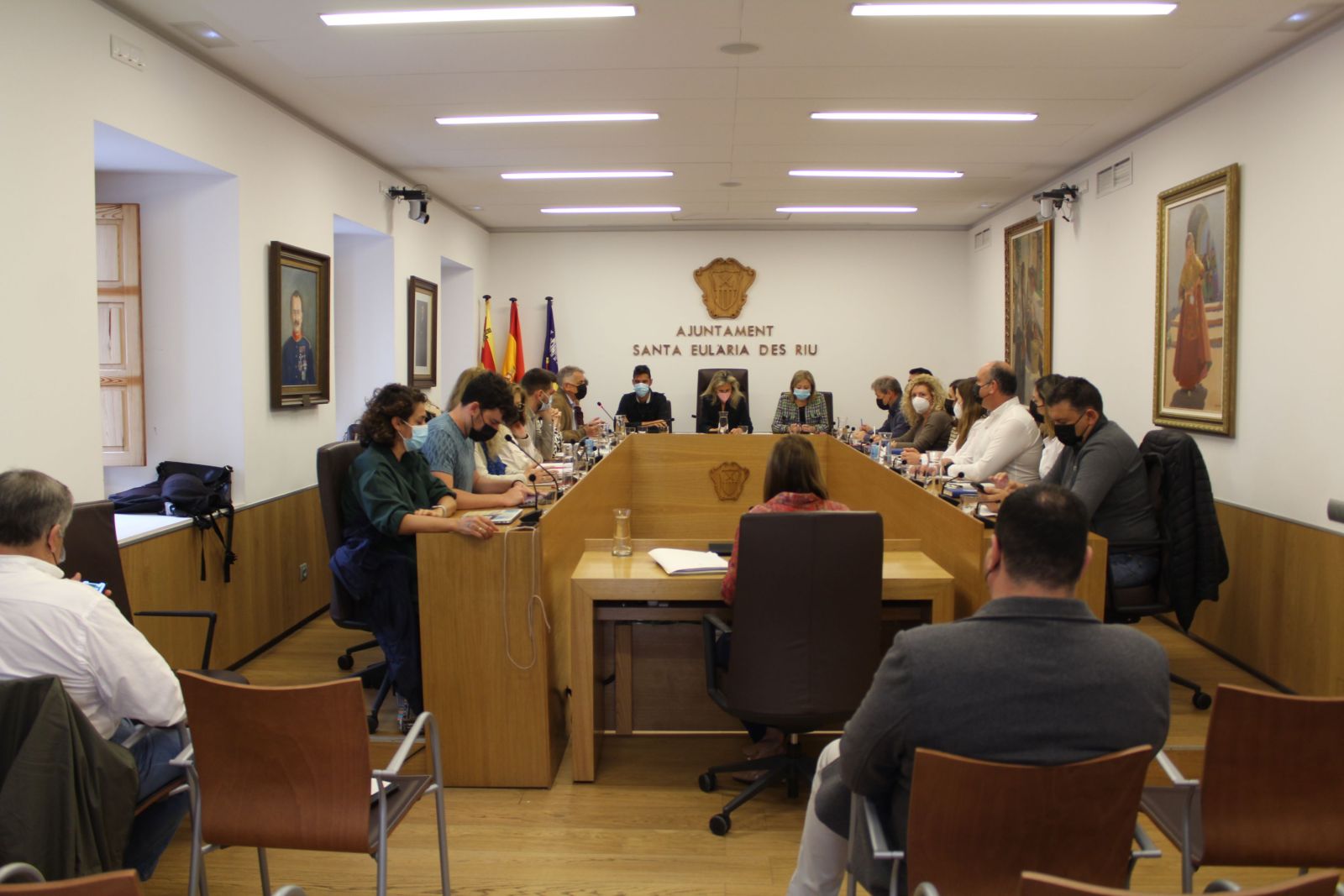 El Pleno aprueba solicitar que se regule el uso de los táseres para la Policía y más presencia de la Guardia Civil en el municipio