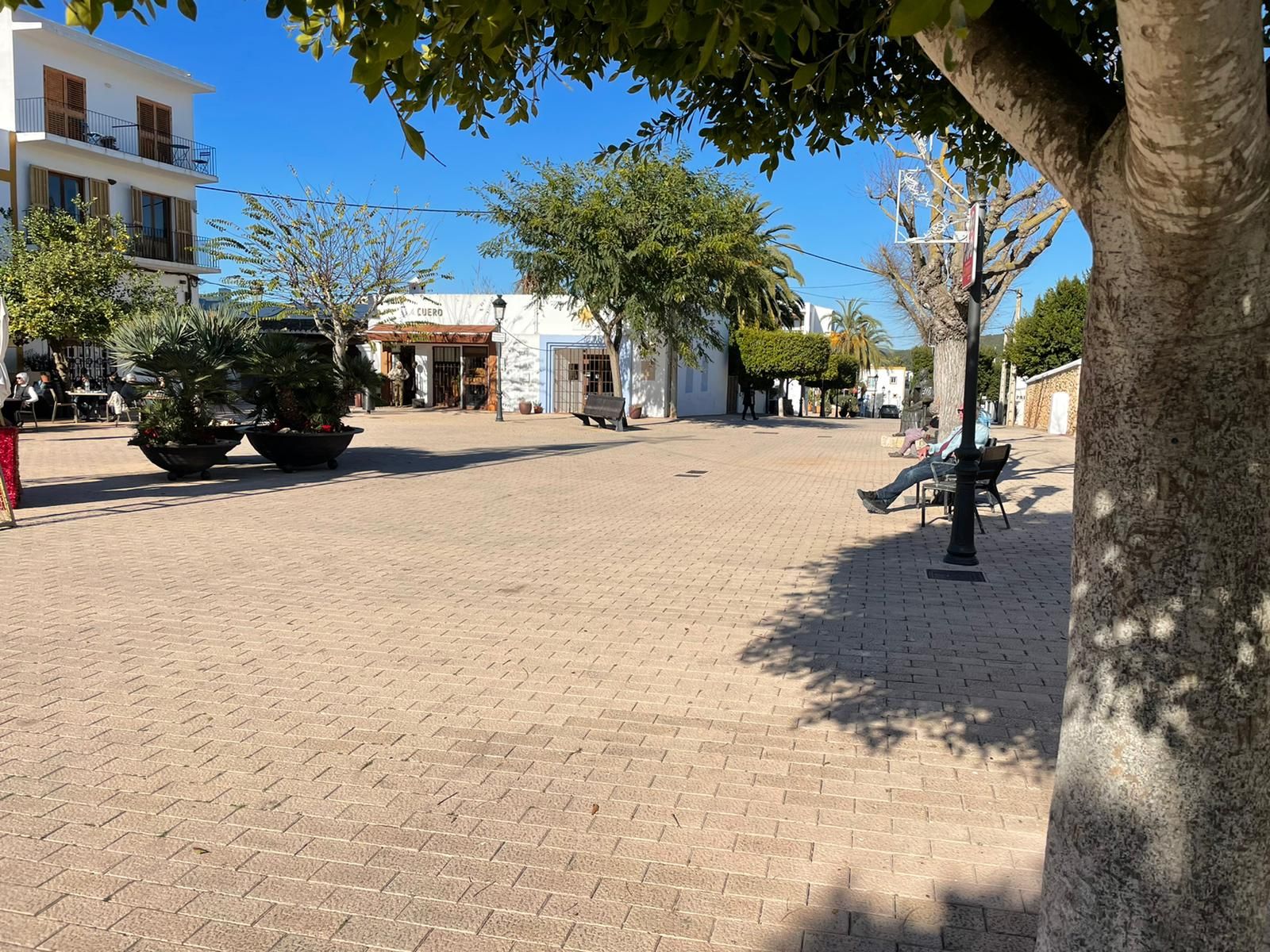 Este miércoles se inician los trabajos para eliminar los tendidos aéreos de la plaza de la Iglesia de Santa Gertrudis de Fruitera