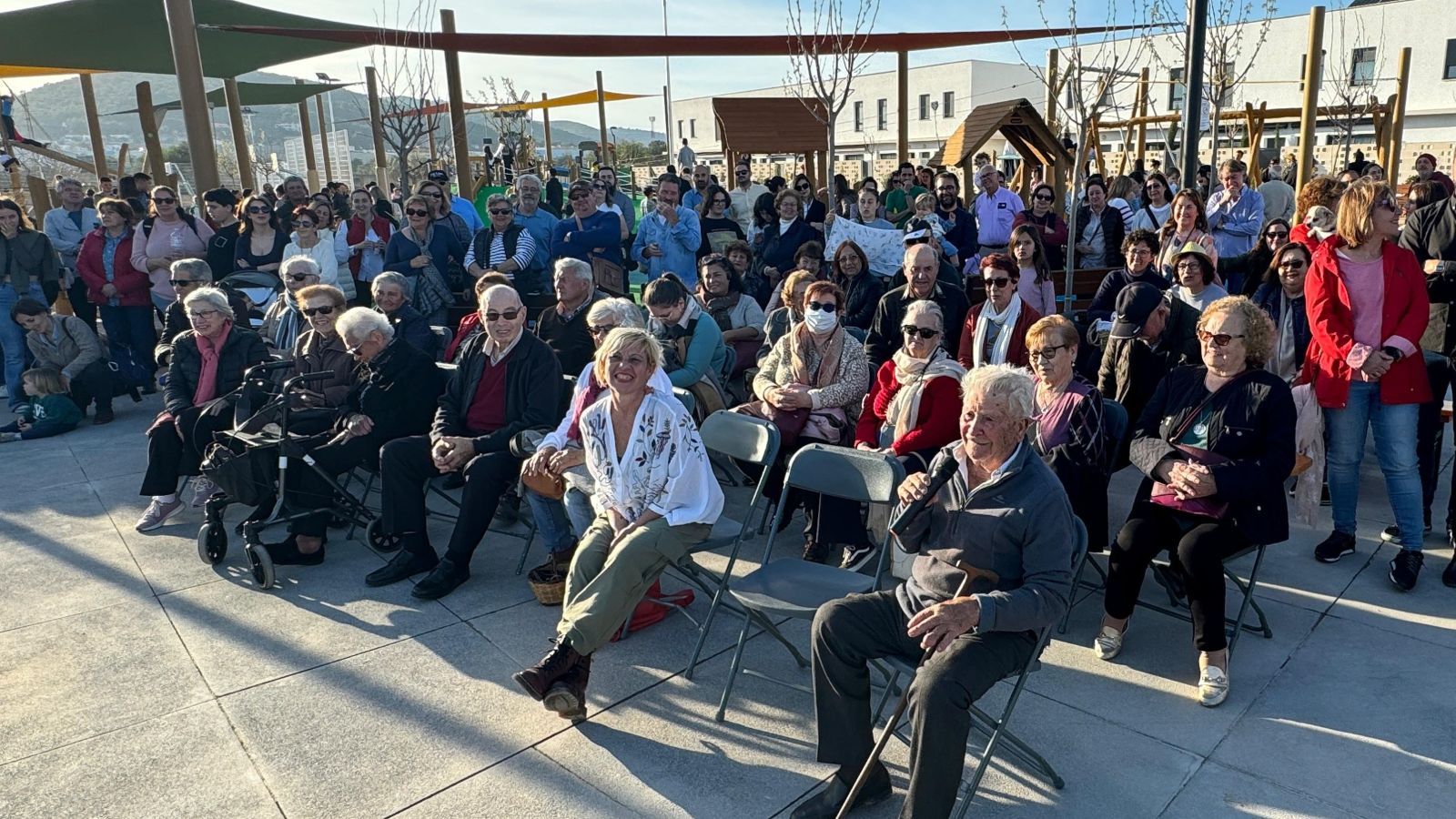 Inaugurada la nueva plaza de es Puig d’en Valls dedicada al maestro alfarero Frígoles y que cuenta con un parque infantil de 1.400 metros cuadrados