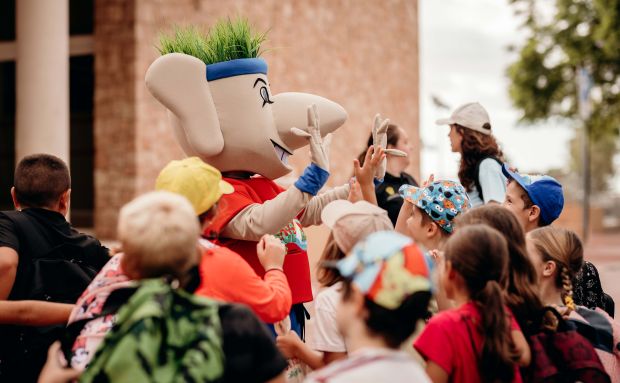 2.400 escolares descubren una veintena de deportes gracias a la feria Esport Riu en la que colaboran 24 escuelas deportivas de clubes y federaciones