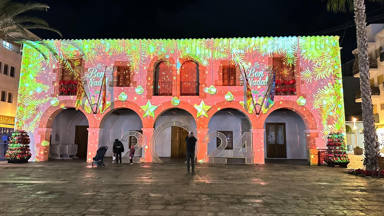 L'ajuntament de Santa Eulària es vesteix de color amb un vídeo mapping nadalenc