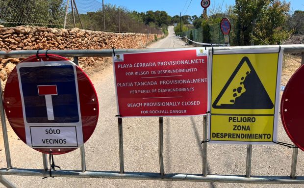 Cerrada provisionalmente la playa de s’Aigua Blanca para garantizar la seguridad por el riesgo de desprendimientos