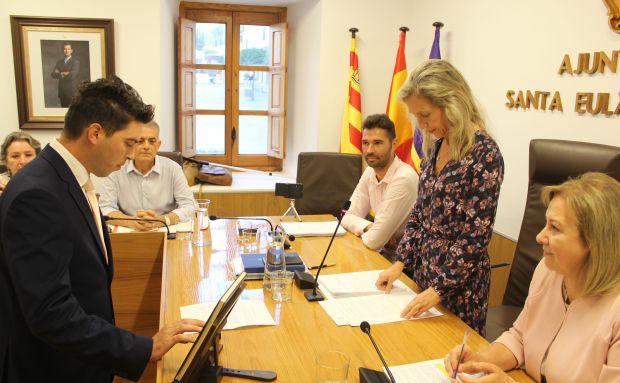 El pleno aprueba por unanimidad reclamar a Conselleria d’Educació que acabe con los problemas del transporte escolar