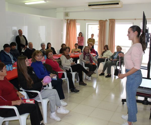 Torna una nova edició del taller intergeneracional “Connectant generacions”